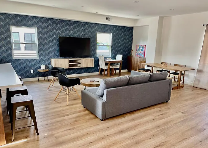 Luxurious Townhome W/3 Master Suites Gated Parking