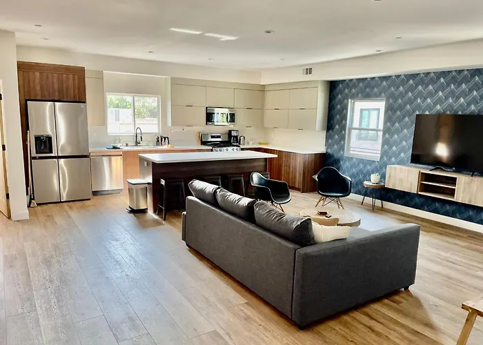 Luxurious Townhome W/3 Master Suites Gated Parking