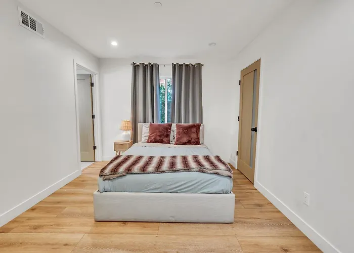 Luxurious Townhome W/3 Master Suites Gated Parking